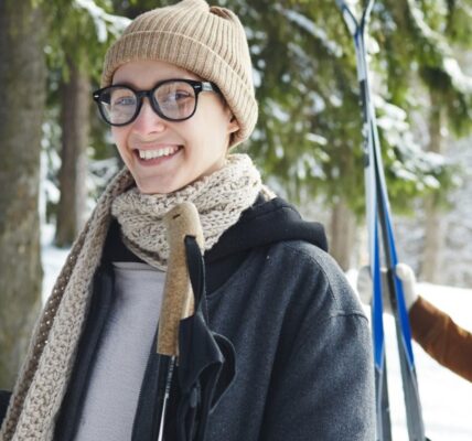 Zimowe atrakcje w Świerkocinie – jak spędzić czas w regionie w chłodne dni? 3 young women skiing at resort 2023 11 27 04 58 31 utc e1732872409549