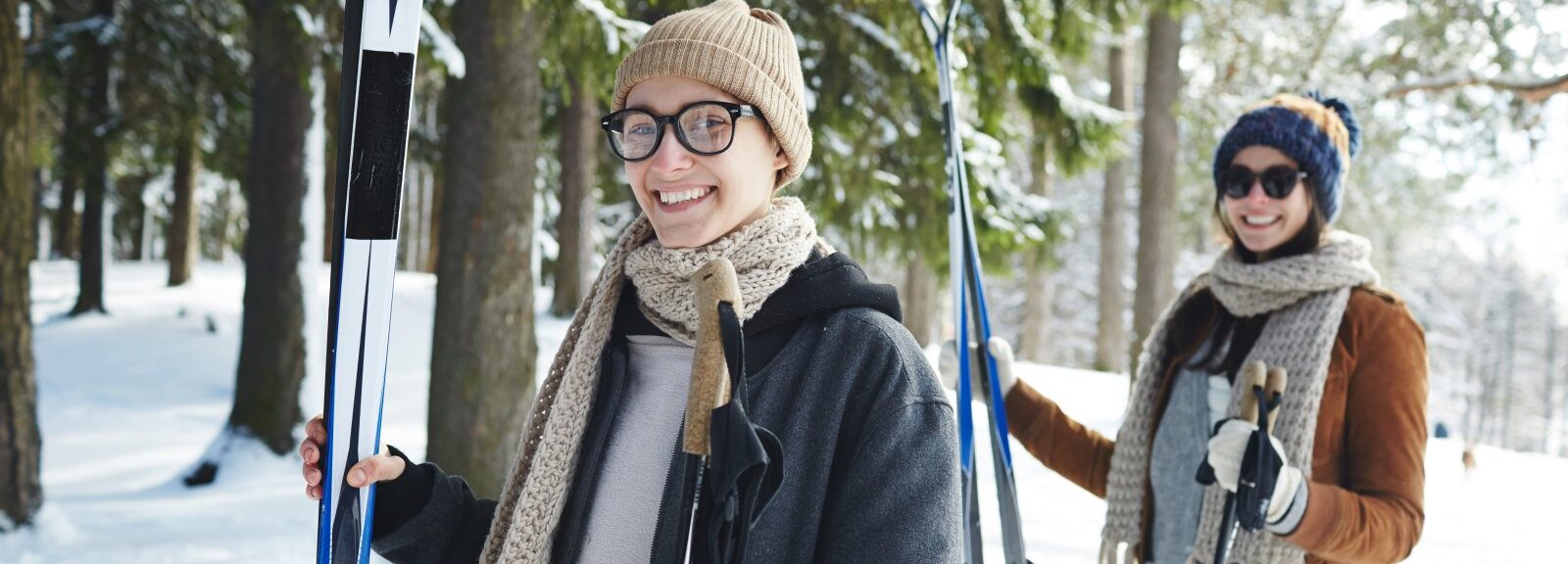 Zimowe atrakcje w Świerkocinie – jak spędzić czas w regionie w chłodne dni? 25 young women skiing at resort 2023 11 27 04 58 31 utc e1732872409549