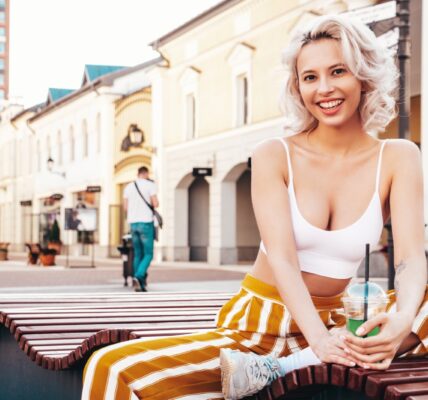 Ubezpieczenie turystyczne za granicą - Co powinno obejmować? 1 smiling woman sits on bench with green drink 2026 01 07 06 54 57 utc
