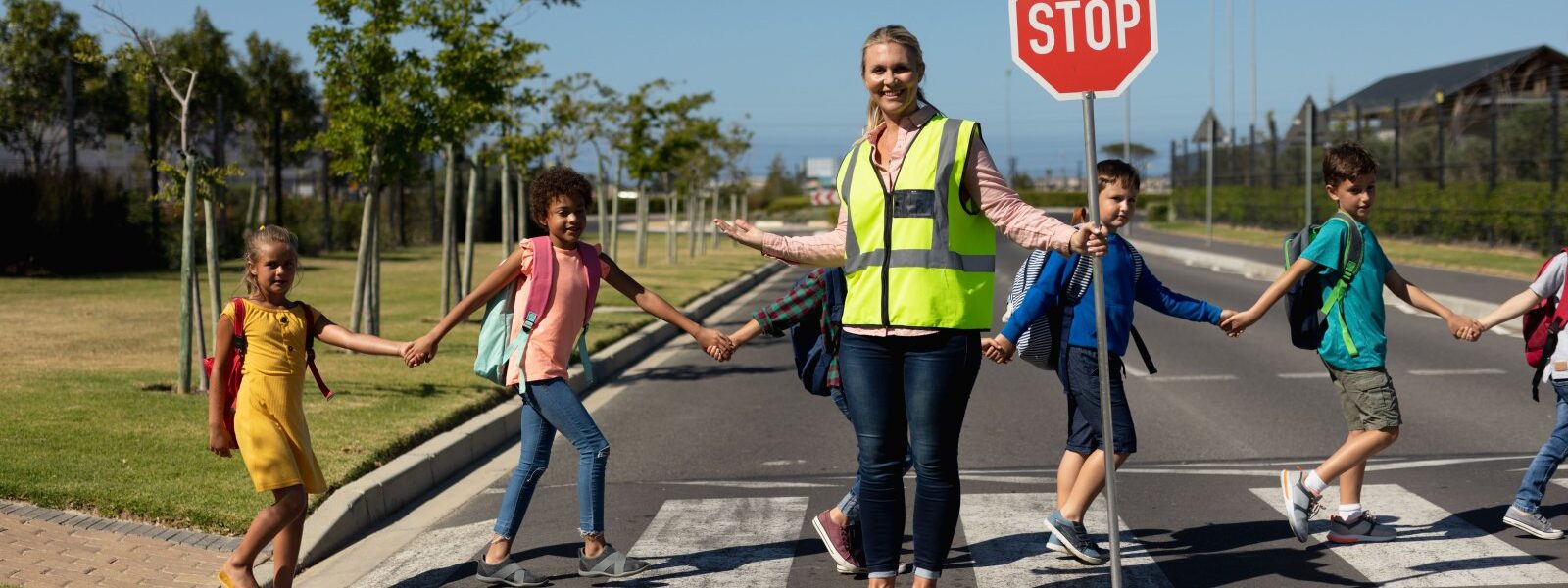 Kto może ubiegać się o dotację na bezpieczeństwo lokalnej społeczności? 1 smiling crossing guard helping children cross the 2026 08 20 20 39 35 utc